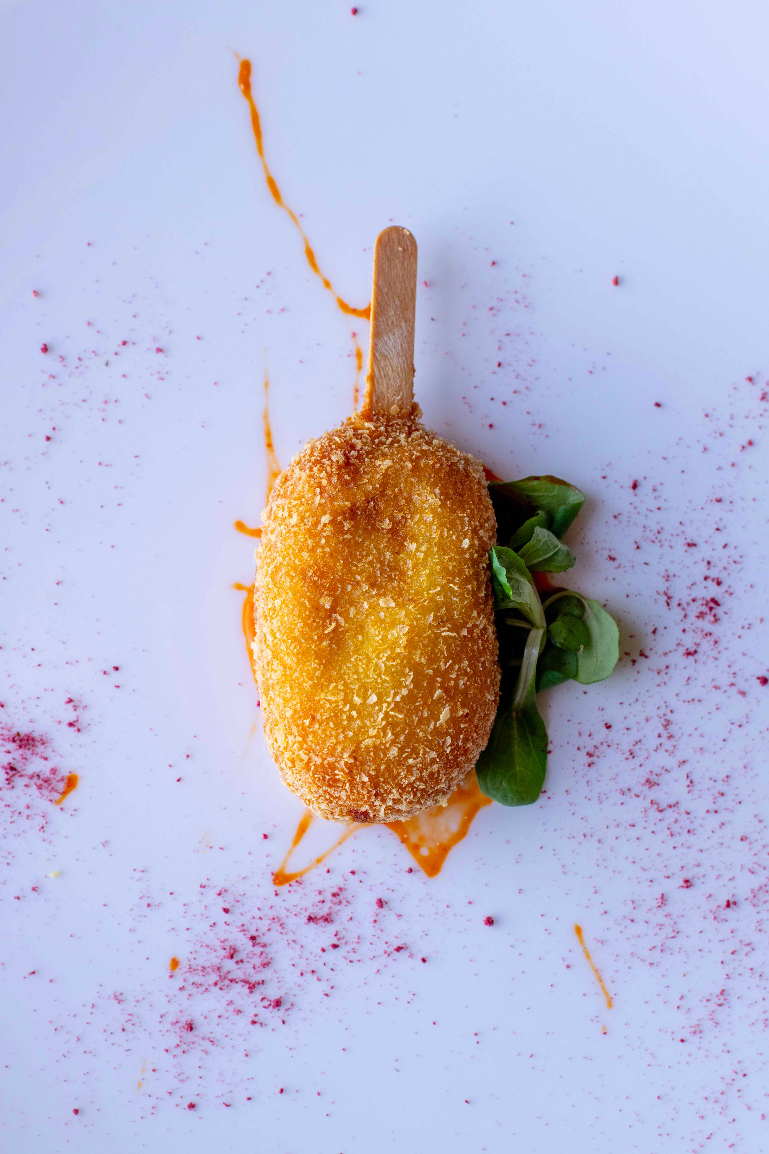Lollipop of cod with peppers and raspberries from Vitantonio Lombardo.